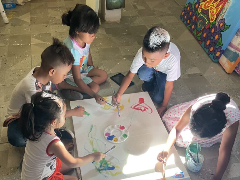 Lee más sobre el artículo ¿Qué pasa cuando invitas a los y las niñas a pintar?